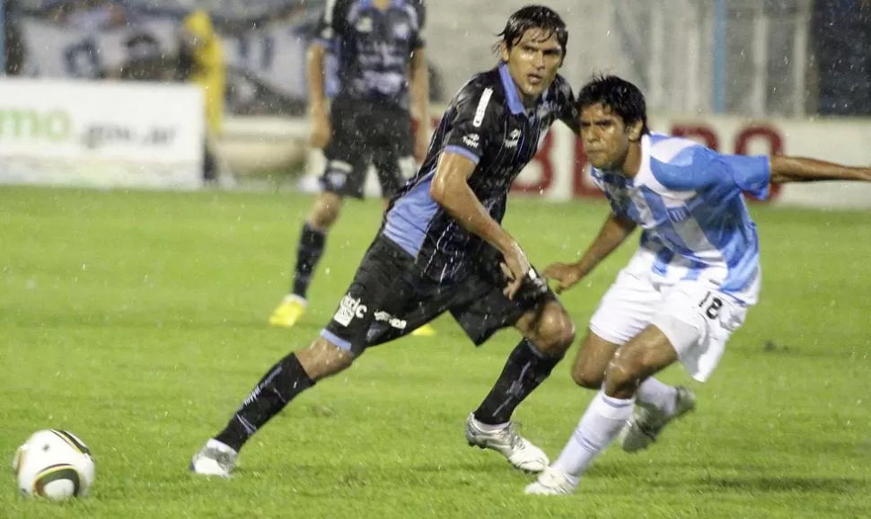 ULTIMO CRUCE. Atlético y Racing chocaron por última vez en el Monumental, cuando el decano militaba la máxima categoría. ARCHIVO TELAM