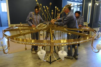 Le regalaron una sortija de 280 kilos y 35.000 cristales al teatro San Martín