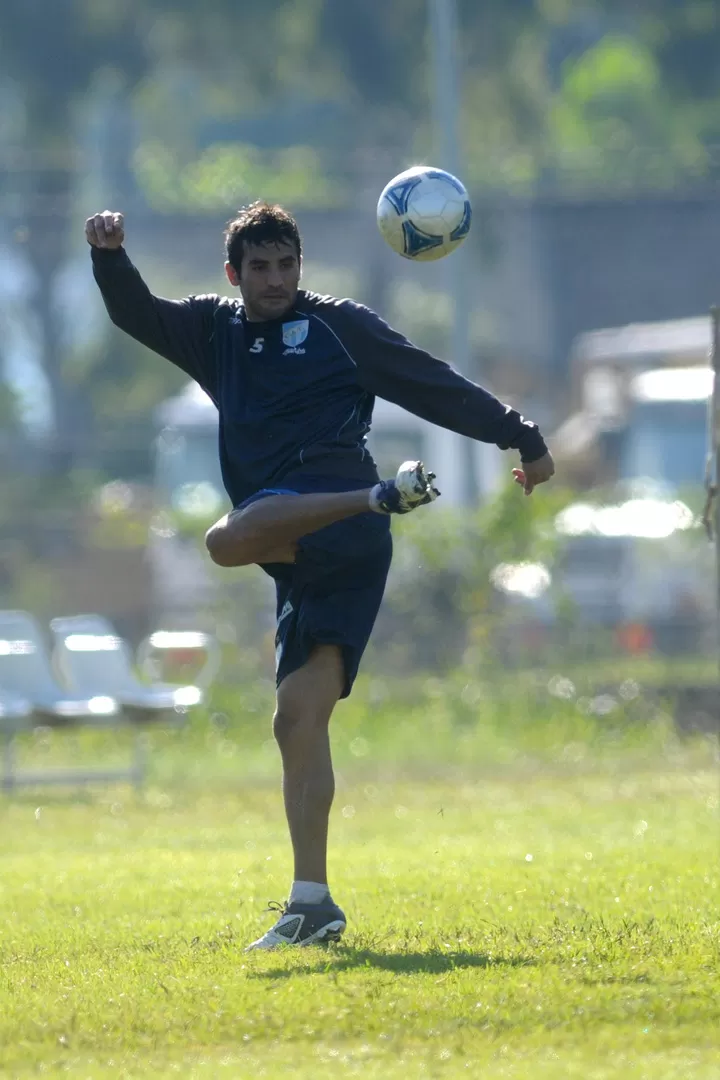 ¿QUIERE UNO DE TACO? Sebastián Longo generalmente es de tirar lujos aunque hoy sólo buscará ganar. LA GACETA / FOTO DE INéS QUINTEROS ORIO