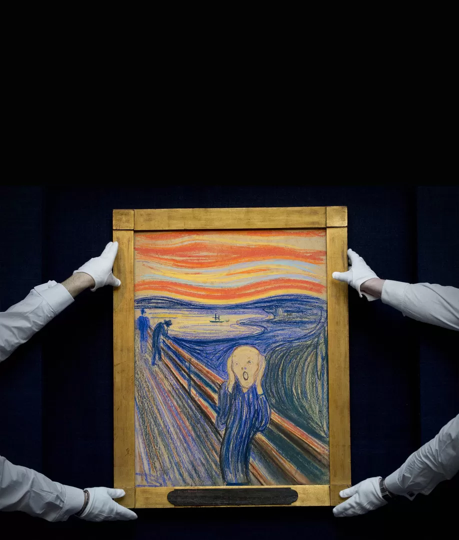 Los empleados de Sotheby's  exhiben la pintura de Edvard Munch. Fue el momento más esperado de la subasta realizada el miércoles. 