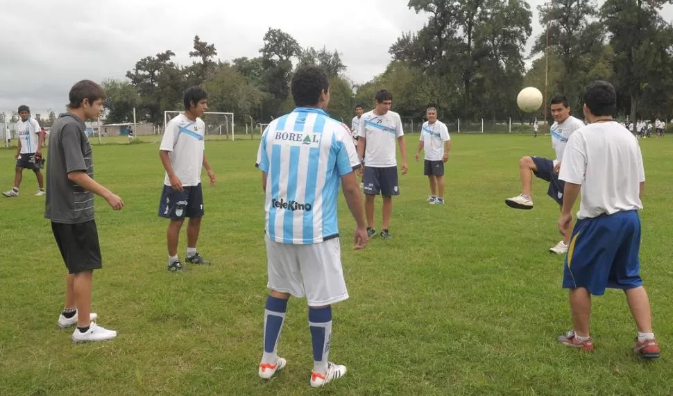 EN LA RONDA. Gonzalo y Jesús participan del entrenamiento con los habituales juveniles del club y ante la atenta mirada de los profes que  piden integrar a todos por igual en el deporte. LA GACETA / FOTOS DE HECTOR PERALTA