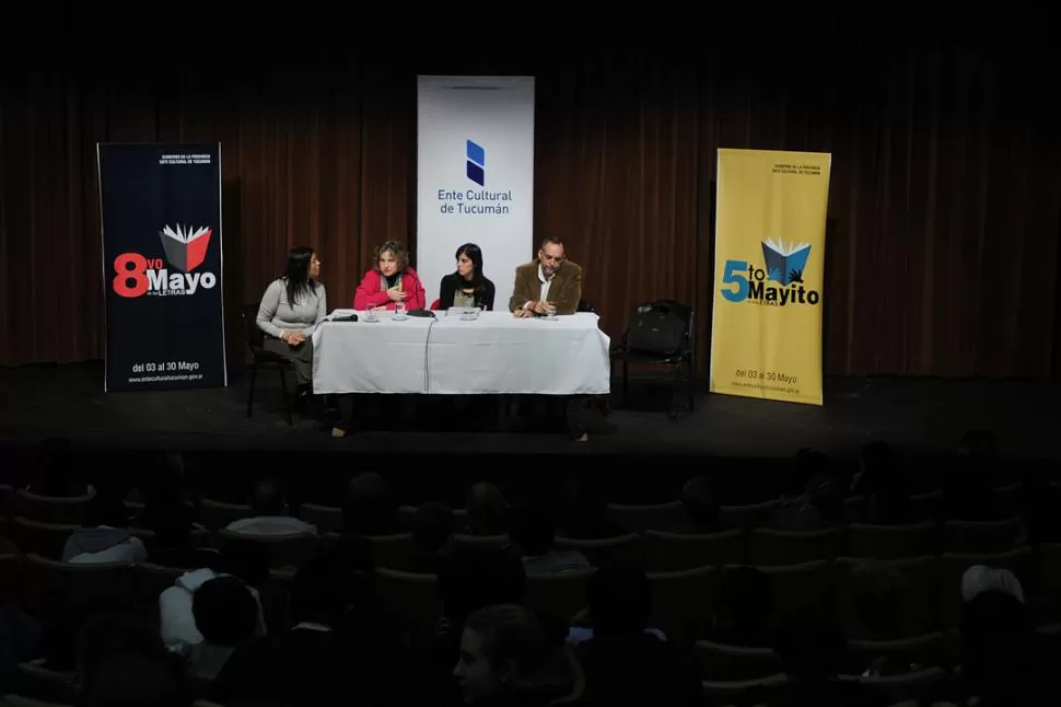 EXPOSITORES. Rufino, Tío Vallejo, Guerra y Rex Bliss expusieron distintos aspectos de la Batalla de Tucumán ante una sala colmada y expectante. LA GACETA / FOTO DE ANALIA JARAMILLO 