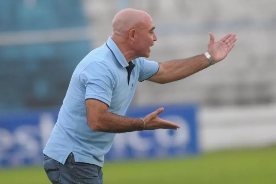 ORDENANDO. Juan Manuel Llop destacó la actuación del equipo decano. LA GACETA / HECTOR PERALTA