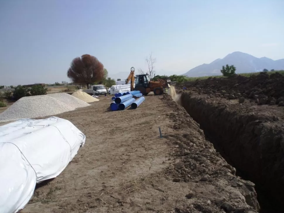 CAÑERÍA TAPADA. La excavación se completa con la colocación de los caños maestros de distribución del agua. NETAFIM