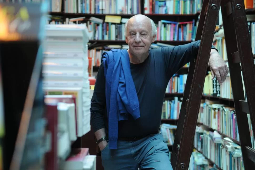 UN EXCAVADOR CON ESCALERA. Galeano desentierra las voces que tantos, tantas veces, han tratado de que no se escuchen. LA GACETA / FOTO DE JUAN PABLO SANCHEZ NOLI