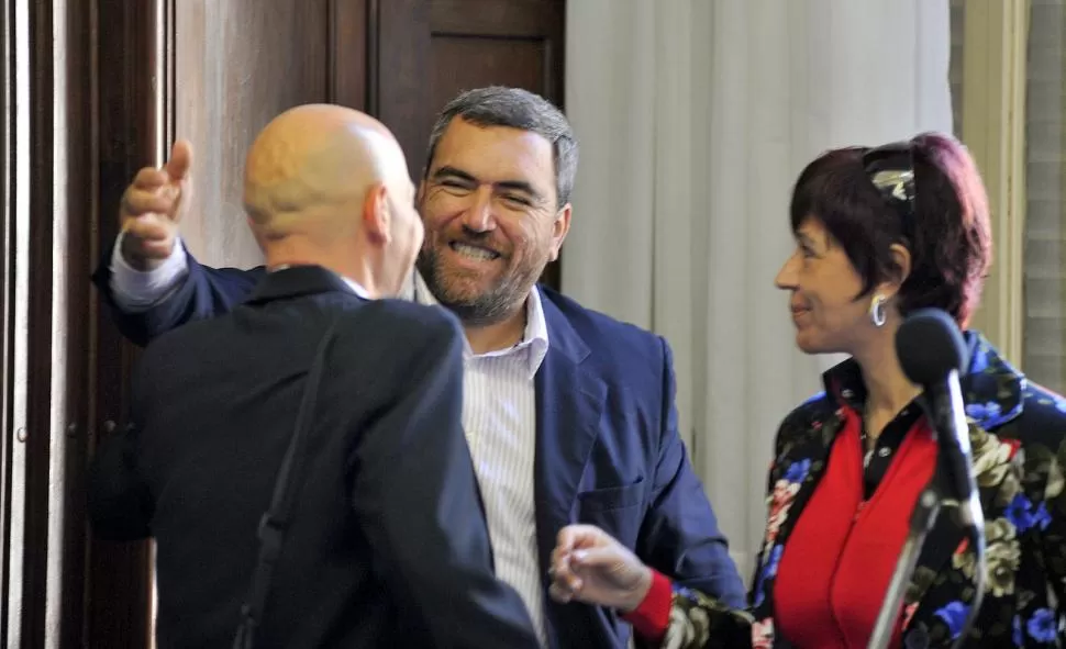 DISTENDIDOS. Los hermanos Rivero saludan am su abogado, Cergio Morfil, en el inicio de una nueva jornada del juicio. LA GACETA / FOTO DE JORGE OLMOS SGROSSO