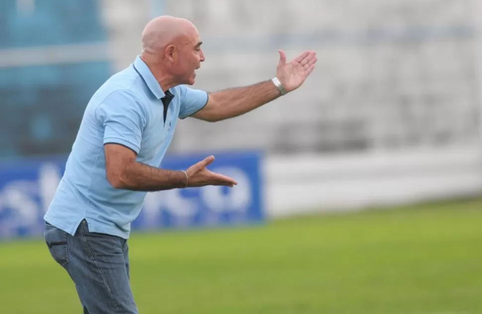 APUESTA TODO. Llop intentará guiar a Atlético para seguir con vida en la Copa Argentina. ARCHIVO LA GACETA / FOTO DE HECTOR PERALTA