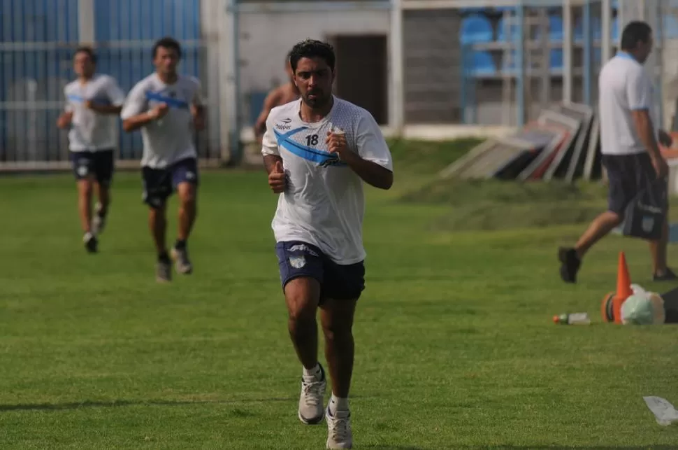 DESEO. Fondacaro, que no jugó contra Aldosivi por haber visto la roja con Huracán, quiere brillar ante Racing. LA GACETA / FOTO DE ANALíA JARAMILLO
