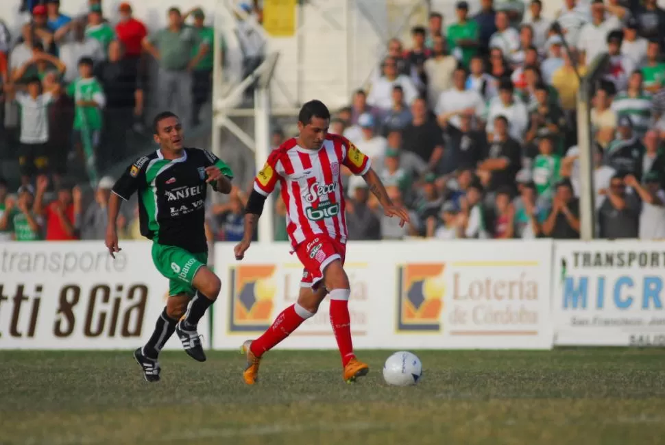 NO GRAVITÓ. Balvorín se escapa de la marca de Felicia. Ring...Ring... no pudo aportar su cuota goleadora.   	FOTO DE ARIEL ALEJANDRO CARRERAS (ESPECIAL PARA LA GACETA)