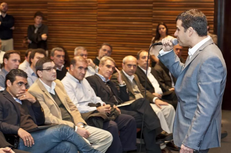 DEBUT. Miguel Galuccio presentó los lineamientos de la nueva gestión ante los trabajadores y gremialistas, en la sede de YPF de Comodoro Rivadavia. NA