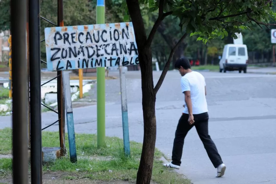 ZONA DE RIESGO. En las adyacencias del Monumental, los vecinos se quejan por los robos en cada partido. LA GACETA / FOTO DE INES QUINTEROS ORIO