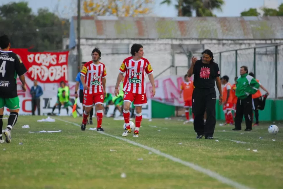 ARENGA. Amaya trató de motivar constantemente a Lescano (3) y al resto del equipo en San Francisco. FOTO DE ARIEL ALEJANDRO CARRERAS (ESPECIAL PARA LA GACETA)