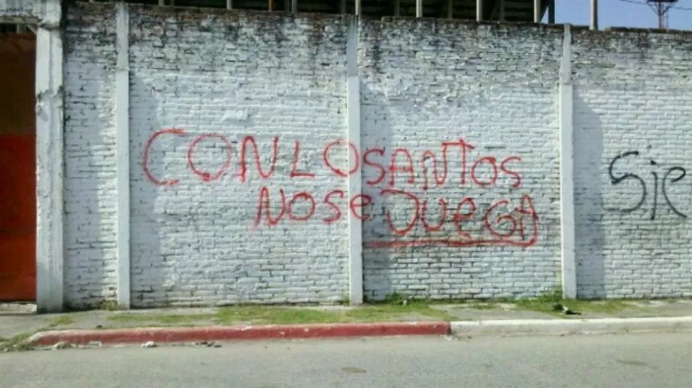 INTIMIDANTE. Un grupo de desconocidos dejó pintadas en las paredes del estadio. LA GACETA / BRUNO FARANO