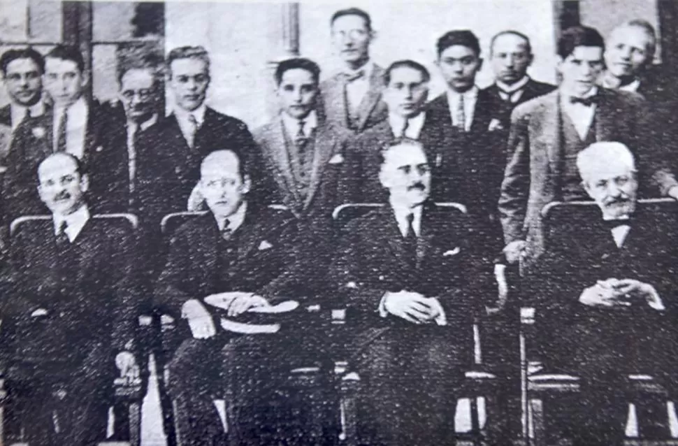EN EL RECTORADO DE LA UNT, 1925. Desde la derecha, Miguel Lillo; el presidente de la Corte, Manuel Páez de la Torre; el ministro de Gobierno, Ricardo Bascary, y el rector Juan B. Terán. LA GACETA / ARCHIVO