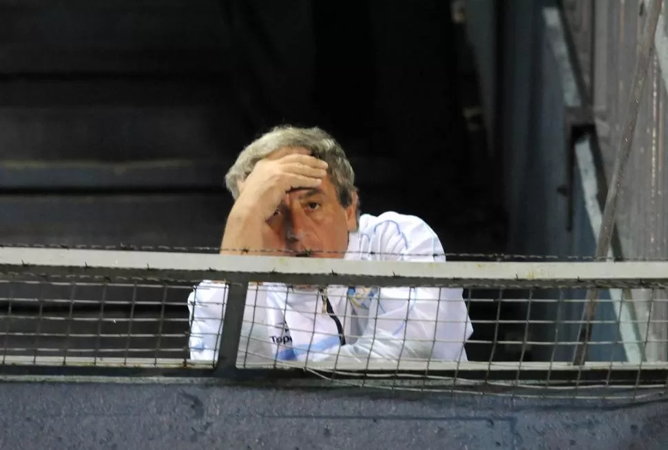 DESTRUIDO. Rivoira sigue la goleada de Racing a su Atlético desde las tribunas del Cilindro. Tras el 0-4, renunció. LA GACETA / FOTOS DE ARCHIVO Y ANTONIO FERRONI