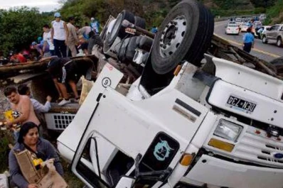 Miembros de La Inimitable niegan que saquearon el camión de golosinas