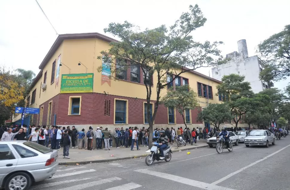 LARGA ESPERA. Los hinchas tuvieron que tener paciencia en en la fila que se inició a la madrugada. LA GACETA / OSVALDO RIPOLL