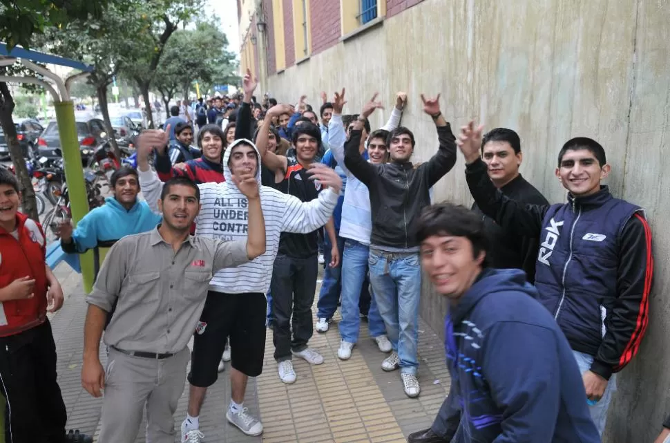 HINCHAS. Los seguidores de River liquidaron en dos horas las entradas para el sector millonario. Los de Atlético aun tienen hasta mañana para comprar sus tickets. LA GACETA / OSVALDO RIPOLL