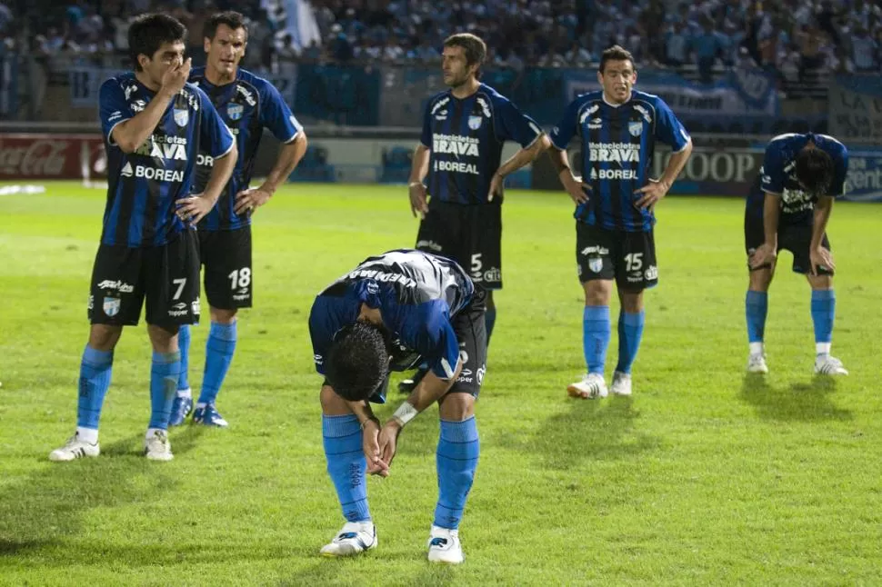 SUFRIMIENTO. Los jugadores terminaron golpeados por la derrota. 