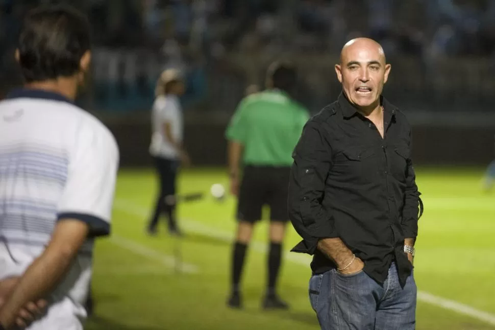 BIEN CRÍTICO. El técnico Juan Manuel Llop no dio demasiadas vueltas y cuestionó los errores y la falta de gol. FOTOS DE MARIO QUIROGA (ESPECIAL PARA LA GACETA)