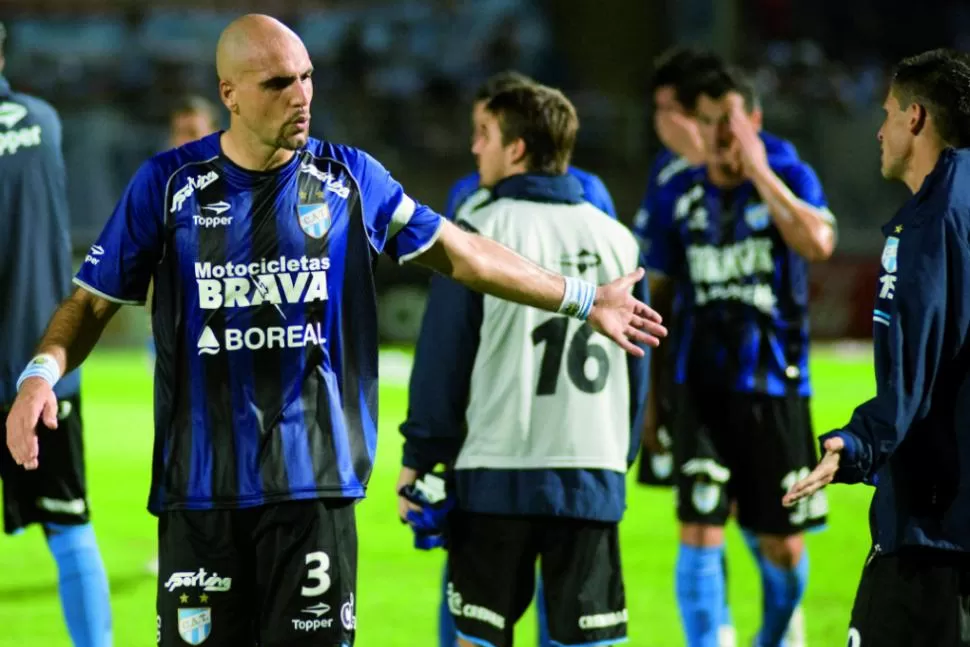 EN UN POZO. El defensor uruguayo quería desaparecer de la cancha después de convertir un gol en contra de su arco. FOTO DE MARIO QUIROGA (ESPECIAL PARA LA GACETA)