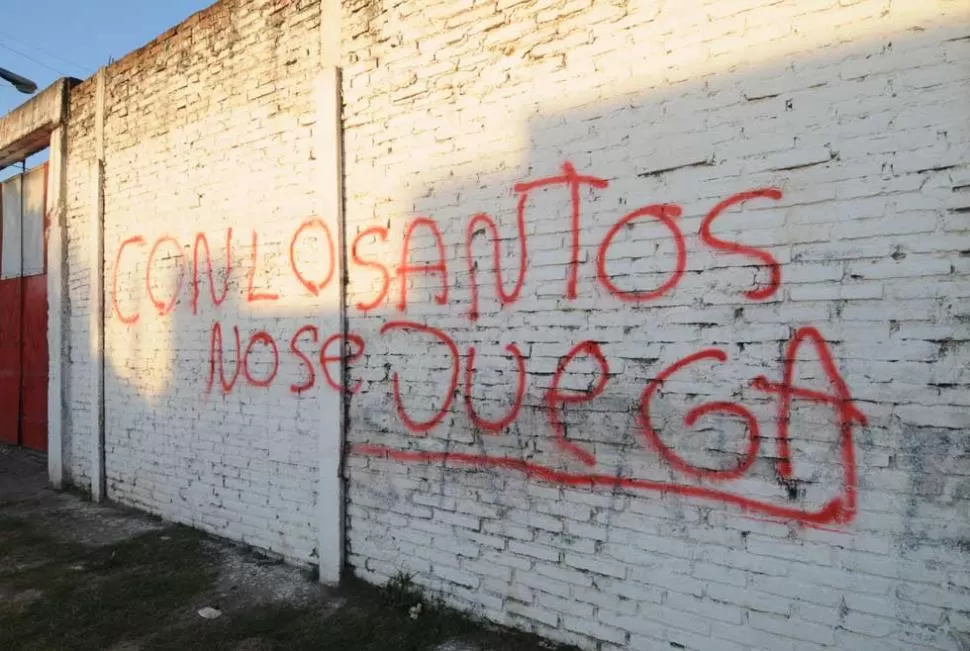 VOLVER AL PASADO. No fueron pocos los que se sorprendieron al observar las pintadas en el estadio santo. LA GACETA / FOTO DE ENRIQUE GALíNDEZ
