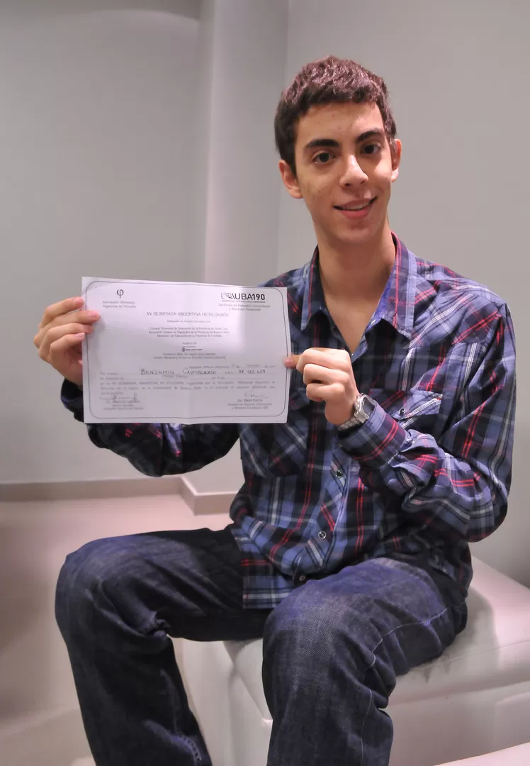 ORGULLOSO. Benjamín exhibe el certificado que lo acredita como ganador de las Olimpíadas de Filosofía.  