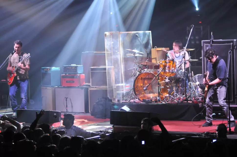 FIERRO A FONDO. Mollo, Ciavarella y Arnedo le sacan virutas al escenario. El show de esta noche propone un irresistible mix entre los hits del trío y los temas de Amapola del 66. Hay promesa de fiesta en CC. 