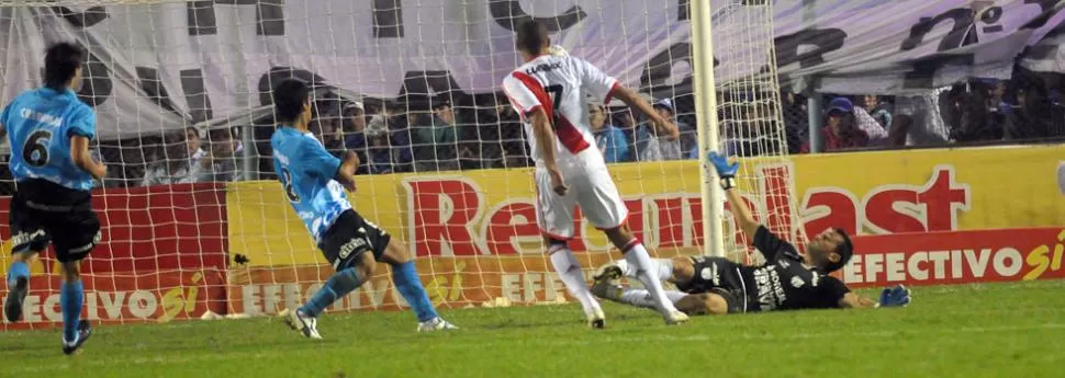 INTENSO. El partido fue de ida y vuelta pero River se llevó los tres puntos. LA GACETA / JORGE OLMOS SGROSSO