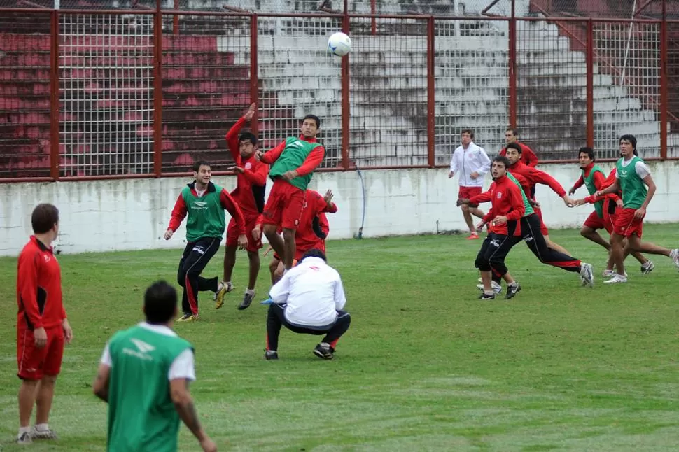 CHANCE. Diego Núñez, que cabecea una pelota durante la práctica, reemplazará a Gustavo Balvorín. LA GACETA / FOTO DE ANALÍA JARAMILLO
