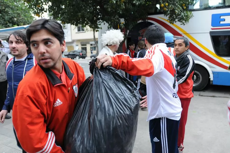 DONACION. Los hinchas de River trajeron 80 cajas de ropa para la Fundación SOS Familias. LA GACETA / ANALIA JARAMILLO