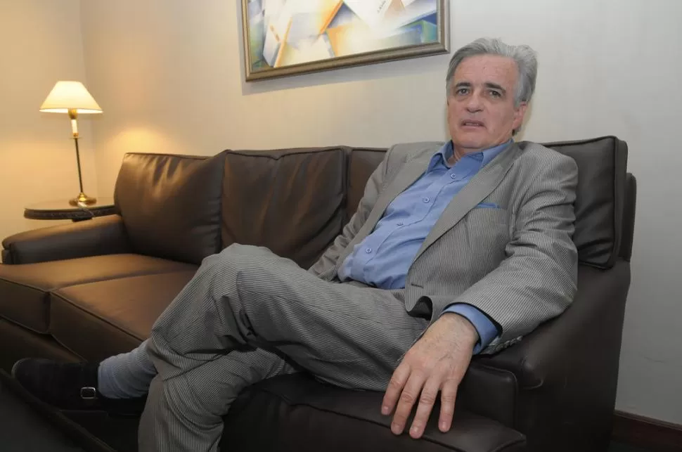 ADVERTENCIA. Sin una hora de silencio para pensar, y con un lenguaje tan empobrecido y contaminado por las mercancías, no puede haber lectura, sostiene el autor de  LA GACETA / FOTOS DE ANTONIO FERRONI