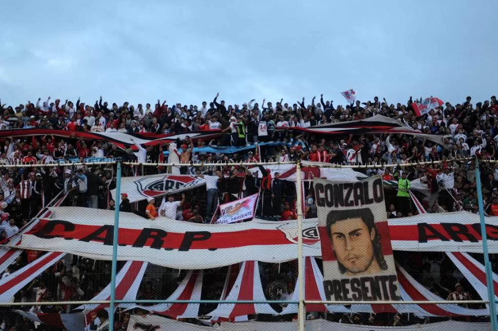 SIN PROBLEMAS. Los Borrachos del Tablón, la barrabrava de River, coparon la tribuna de las generales. LA GACETA / FOTO DE INÉS QUINTEROS ORIO 