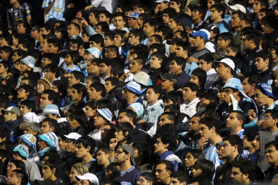 BIEN JUNTITOS. Una imagen sobre cómo presenciaron los simpatizantes de Atlético el duelo del sábado contra los millonarios en la tribuna Laprida. LA GACETA / FOTO DE INÉS QUINTEROSORIO