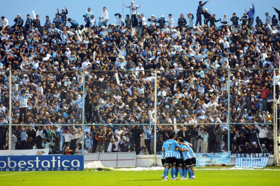 MAREA HUMANA. Los jugadores celebran el primer gol ante la tribuna abarrotada de calle Chile. ARCHIVO LA GACETA / FOTO DE INES QUINTEROS ORIO