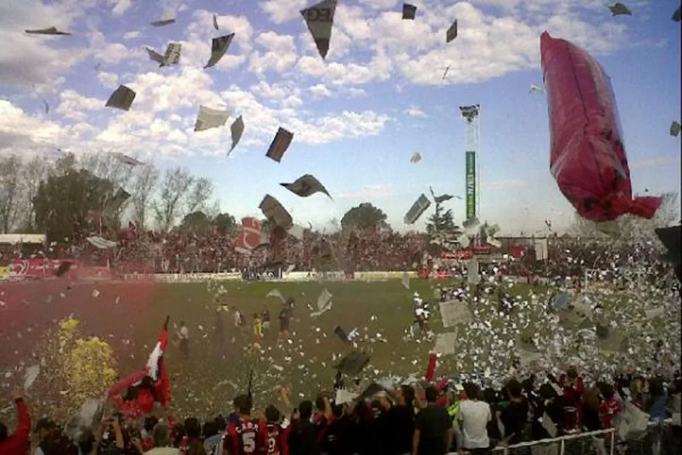 UNA FIESTA. El estadio de Douglas Haig estuvo colmado con 10.000 personas. FOTO TOMADA DE TWITTER/@RODRI_RAMUNDO