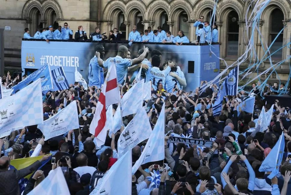 FIESTA. Los hinchas celebraron el campeonato. REUTERS