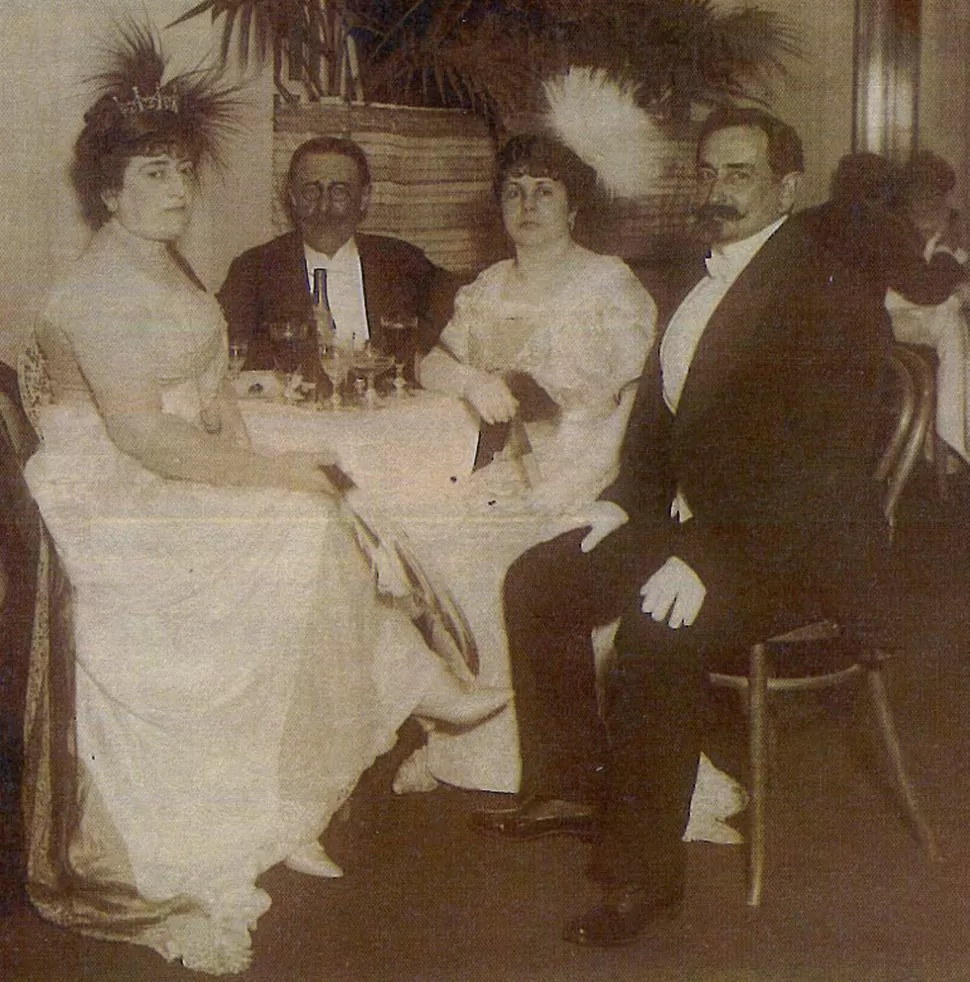 EL DOCTOR PRÓSPERO MENA. El ex gobernador fotografiado, en primer plano, en una fiesta de 1912. En la mesa están la señora de Láinez y el doctor Luis M. Poviña con su esposa. LA GACETA / ARCHIVO 