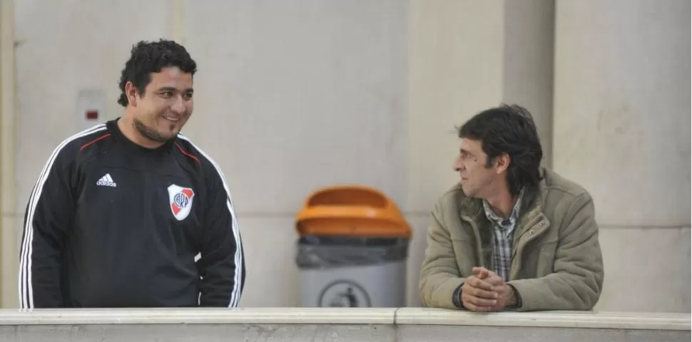 TRANQUILOS. Gonzalo Gómez y Alejandro González, durante un descanso el juicio. LA GACETA / FOTO DE JORGE OLMOS SGROSSO