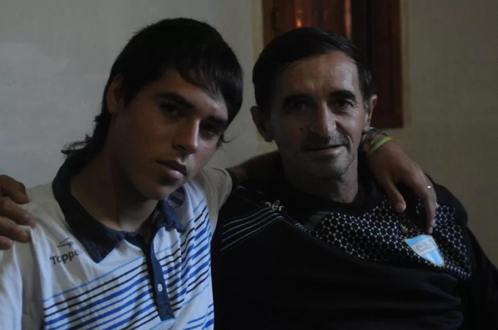 JUNTOS A LA PAR. Leonardo abraza a su papá, quien para los hinchas de Atlético siempre será el Correcaminos, el que se cansó de brindarles felicidad y ahora lucha por la suya. LA GACETA / FOTOS DE EZEQUIEL LAZARTE