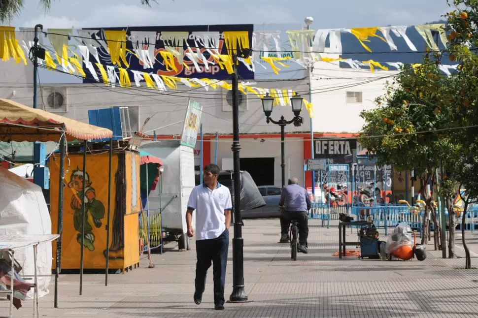 ORNAMENTACIÓN. La plaza se está engalanando para albergar las fiestas. LA GACETA / FOTO DE INES QUINTEROS ORIO 