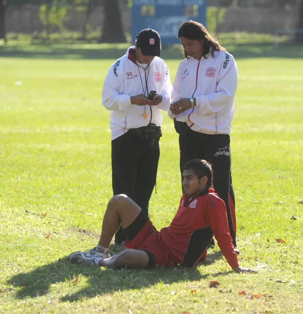 DUDAS. Por las lesiones de algunos jugadores, Miguel Amaya deberá tomarse su tiempo para definir el equipo. LA GACETA / FOTO DE ANTONIO FERRONI