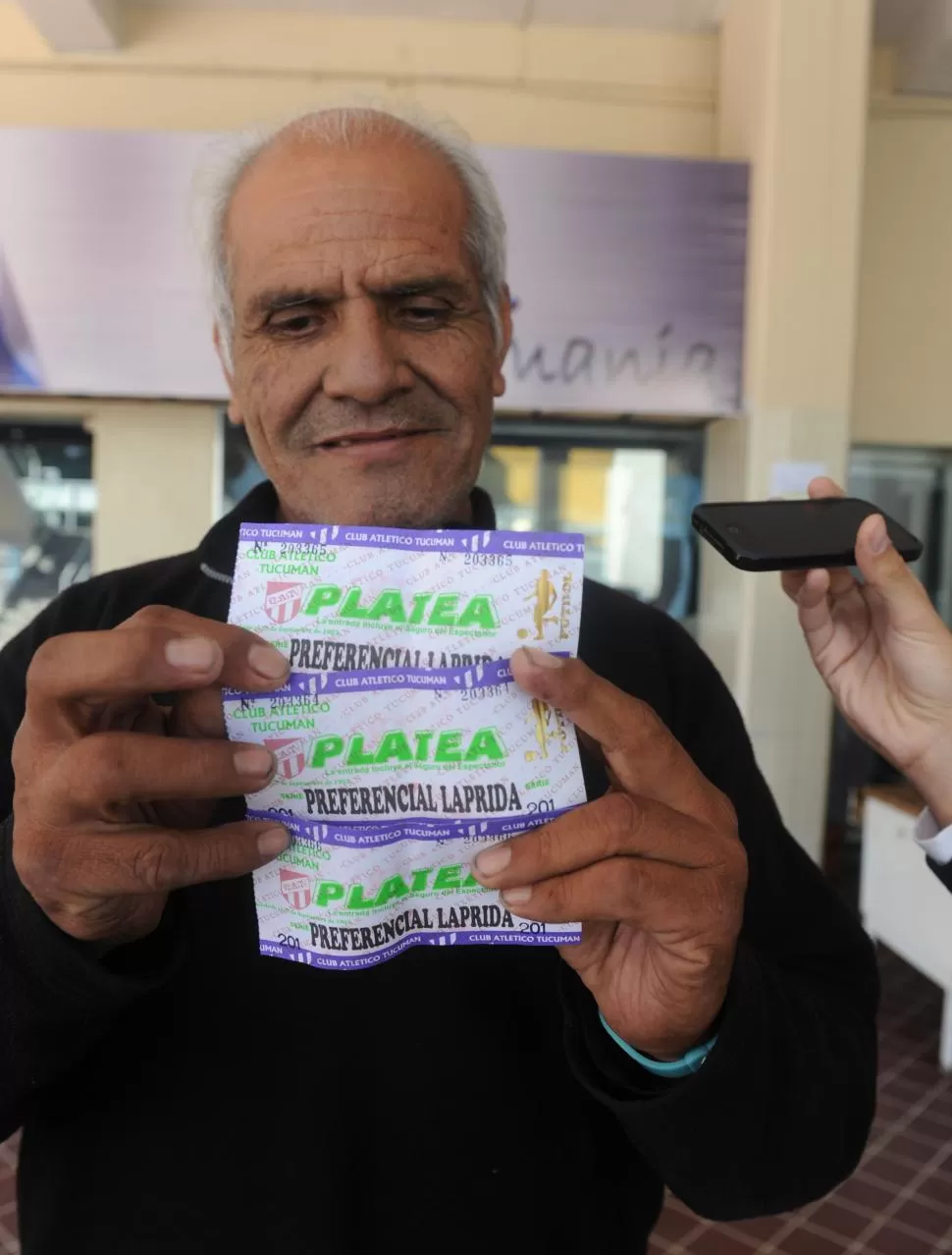 CURIOSIDAD. La entrada anuncia una platea preferencial en calle Laprida. LA GACETA / FOTOS DE ANTONIO FERRONI