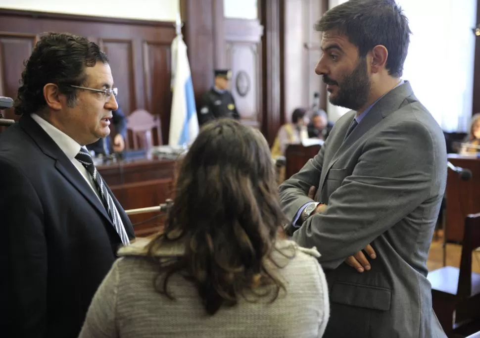 EN LA SALA. Los abogados Carlos Varela, María Belén Lembo y José D'Antona dialogan en una pausa de la audiencia.  