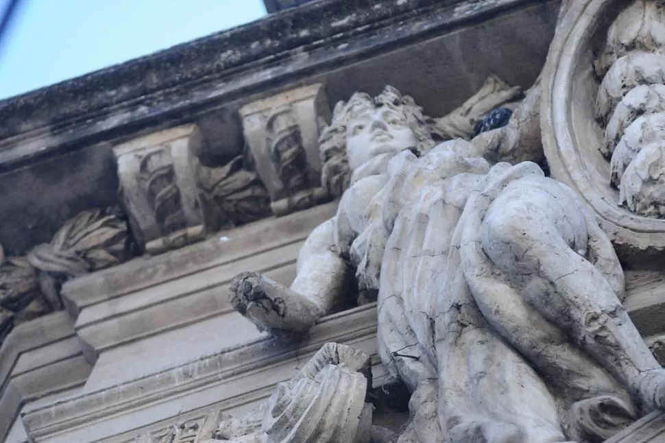 MANCA. Una de las figuras de la fachada perdió la mano y el clarinete. El frente del teatro necesita restaurar sus esculturas y sobrerrelieves. LA GACETA / FOTOS DE ANALIA JARAMILLO. 