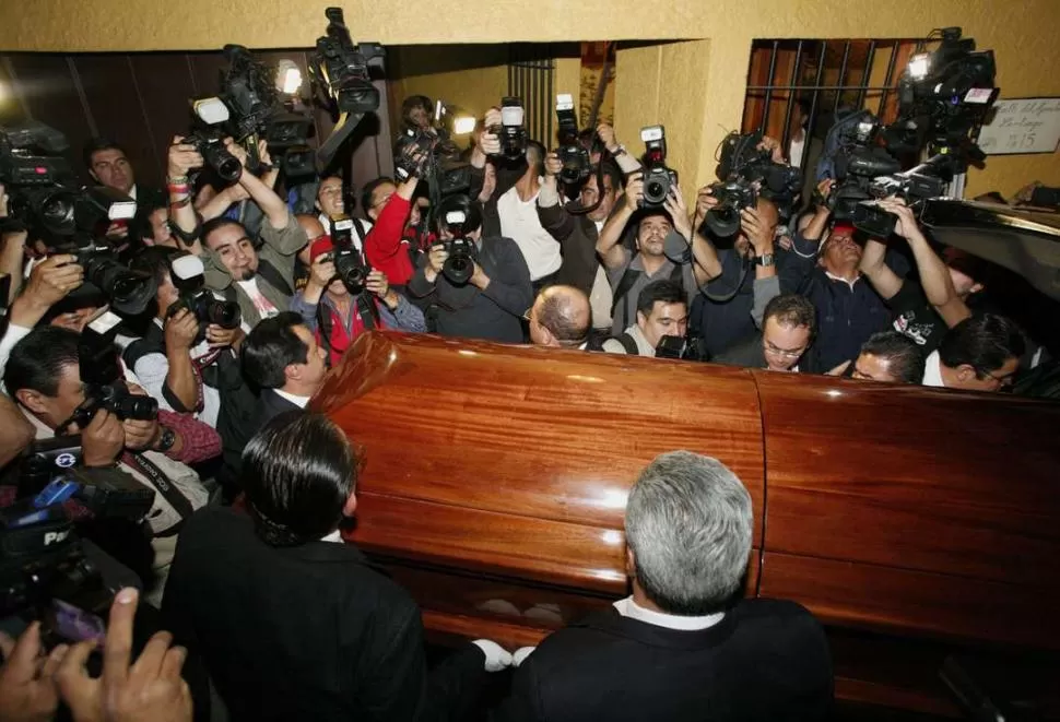 MULTITUD. El velatorio se realizó en el Palacio de Bellas Artes mexicano. REUTERS 