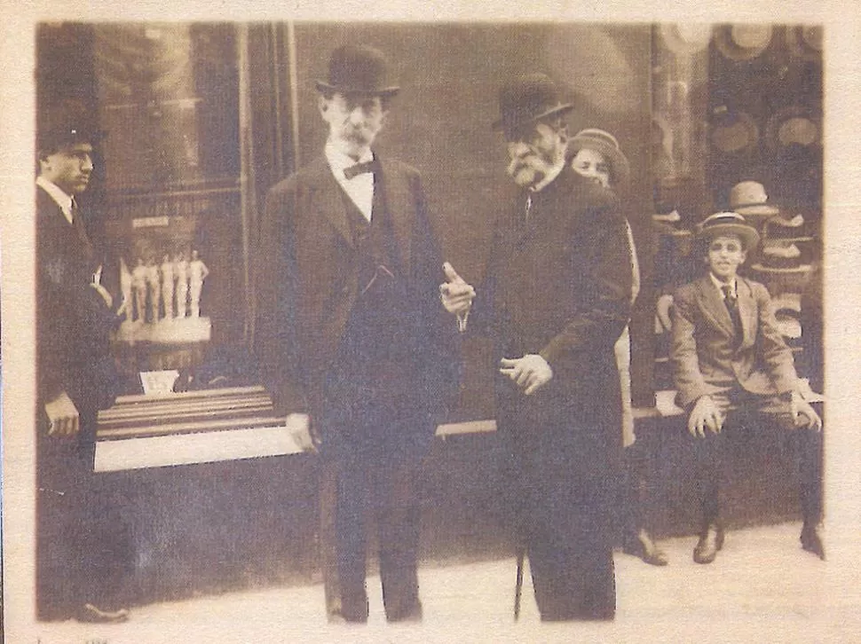 DOCTOR MANUEL I. ESTEVES. El impugnador del Casino aparece a la izquierda, en compañía de don Brígido Terán, en una foto de la década de 1910. LA GACETA / ARCHIVO