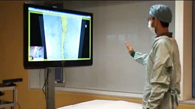 EXPERIMENTO. Médicos probaron utilizando una XBox para operar. FOTO TOMADA DE ACTUALIDAD.RT