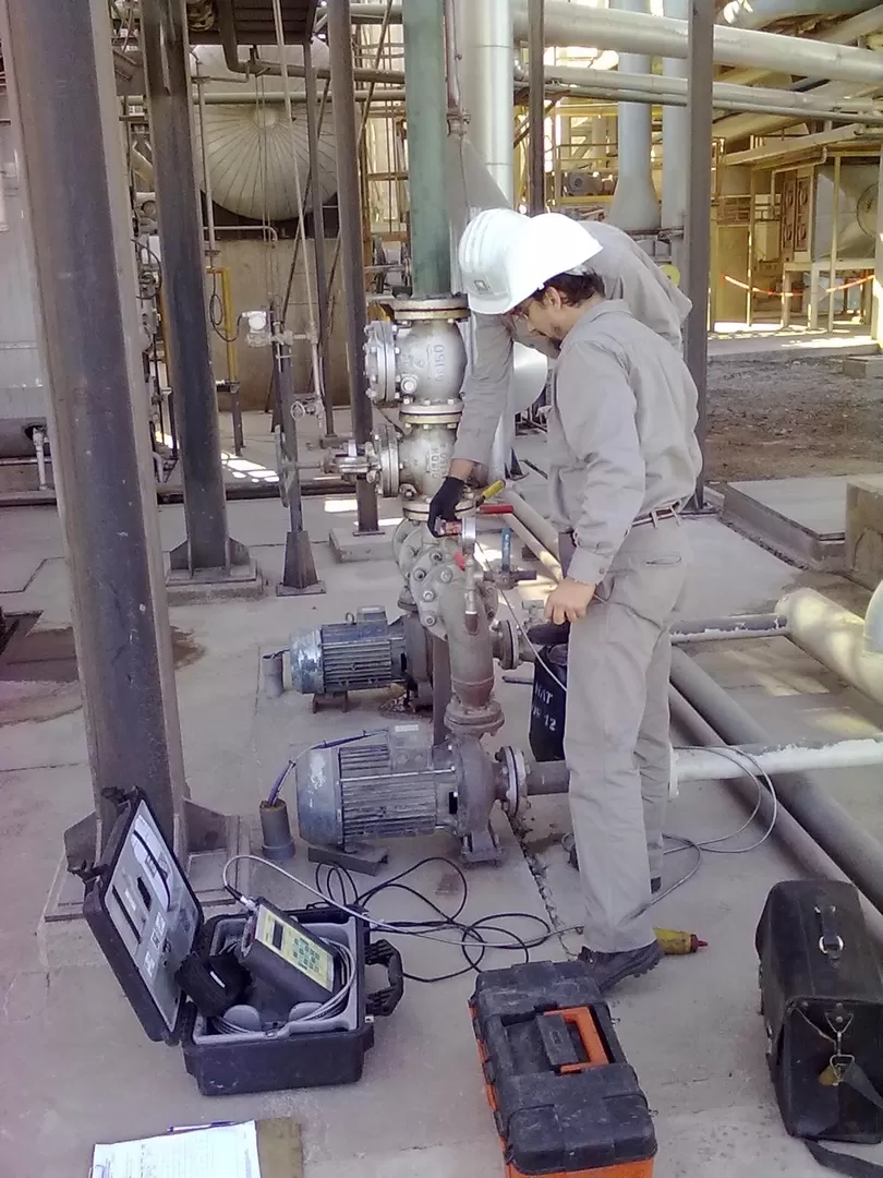 EQUIPOS DE ALTA TECNOLOGIA NO INVASIVA. Los técnicos especializados de la Eeaoc realizan las mediciones en una fábrica azucarera, para determinar el rendimiento energético en los procesos utilizando softwares especiales. GENTILEZA  EEAOC