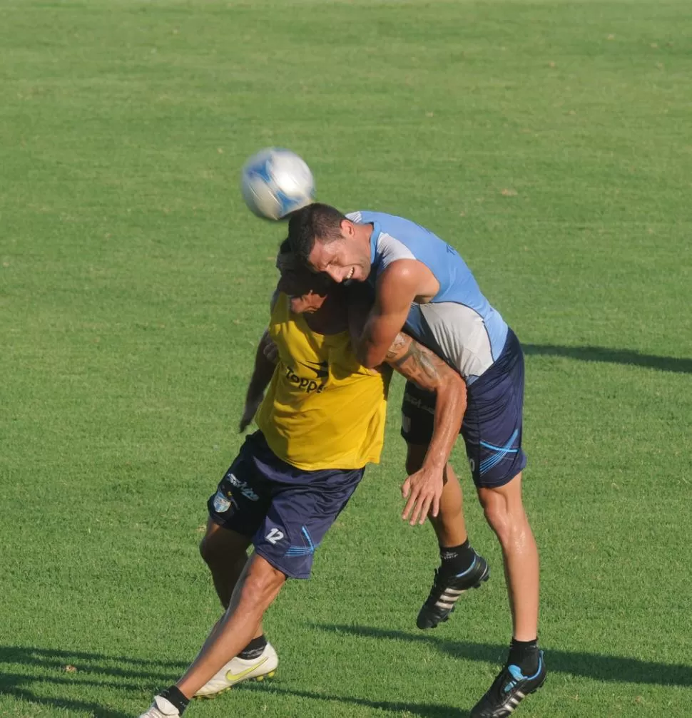 A SOBREPONERSE. Mosset quiere levantarse como aquí por sobre Martínez. LA GACETA / FOTO DE ENRIQUE GALINDEZ
